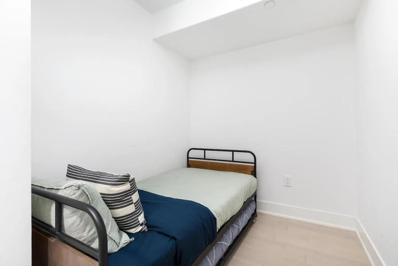 Upscale & Modern 1Bd + Den In Heart Of Downtown! Apartment Toronto